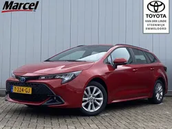 Rood Gebruikt 2023 Toyota Corolla Hybrid Active Stationwagen | € 28.900 (Eerlijke prijs)
