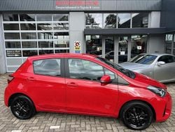 Rood Gebruikt 2017 Toyota Yaris Hybrid Active Hatchback | € 14.950 (Eerlijke prijs)