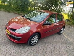 Rood Gebruikt 2006 Renault Clio II Authentique Hatchback | € 1.799 (Eerlijke prijs)