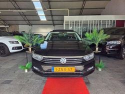 Zwart Gebruikt 2015 VW Passat Highline Sedan | € 9.444 (Eerlijke prijs)