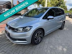 Zilver, metallic lak Gebruikt 2017 VW Touran MPV | € 17.888 (Iets duurder)