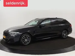 Zwart, metallic lak Gebruikt 2021 BMW 530e M Sport Stationwagen | € 38.900 (Eerlijke prijs)