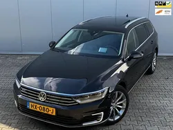 Zwart Gebruikt 2015 VW Passat Highline Stationwagen | € 15.445 (Eerlijke prijs)