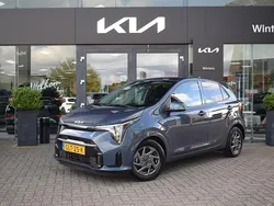 Blauw, metallic lak Gebruikt 2024 Kia Picanto Hatchback | € 18.395 (Eerlijke prijs)