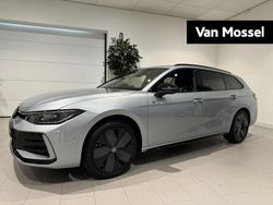 Grijs, metallic lak Nieuw 2025 VW Passat R-line Edition Stationwagen | € 59.945 (Duur)