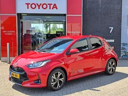 Rood Nieuw 2025 Toyota Yaris Hybrid Comfort Hatchback | € 30.900 (Eerlijke prijs)