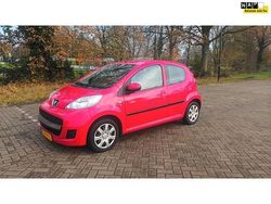 Rood (metallic) Gebruikt 2012 Peugeot 107 Hatchback | € 2.399 (Goede deal)