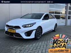 Deluxe white m Gebruikt 2023 Kia ProCeed GT-Line Hatchback | € 31.900 (Eerlijke prijs)