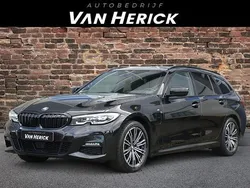 Zwart Gebruikt 2021 BMW 330 Shadowline Stationwagen | € 29.945 (Goede deal)