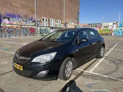 Zwart Gebruikt 2013 Opel Astra Sedan | € 5.700 (Goede deal)