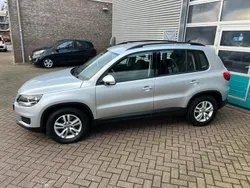 Grijs, metallic lak Gebruikt 2016 VW Tiguan Sportline SUV | € 14.450 (Goede deal)