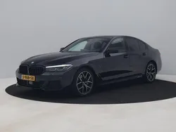 Blauw Gebruikt 2022 BMW 545e M Sport Sedan | € 50.500 (Goede deal)