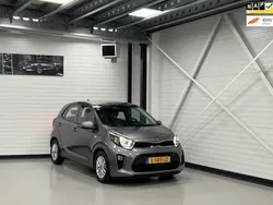 Grijs, metallic lak Gebruikt 2021 Kia Picanto Hatchback | € 11.000 (Goede deal)