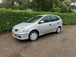 Grijs, metallic lak Gebruikt 2004 Nissan Almera Tino Acenta MPV | € 2.290 (Eerlijke prijs)