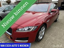 Rood, metallic lak Gebruikt 2017 Jaguar XF S Sedan | € 19.995