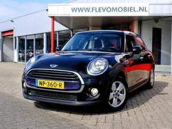 Zwart, metallic lak Gebruikt 2017 Mini Cooper Business Hatchback | € 12.250 (Goede deal)