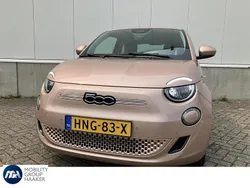Rood Nieuw 2025 Fiat 500e La Prima Hatchback | € 32.900 (Iets duurder)