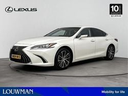 Sonic white (wit metallic) Gebruikt 2024 Lexus ES300H Business Edition Sedan | € 52.450 (Eerlijke prijs)