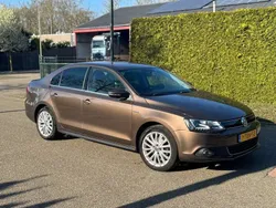 Bruin Gebruikt 2013 VW Jetta Highline Sedan | € 6.000 (Eerlijke prijs)