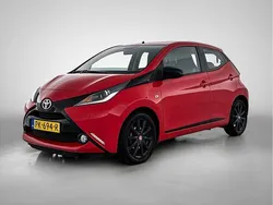 Rood, metallic lak Gebruikt 2015 Toyota Aygo X-clusiv Hatchback | € 10.995 (Eerlijke prijs)