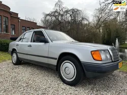Grijs Gebruikt 1988 Mercedes E230 Sedan | € 2.999