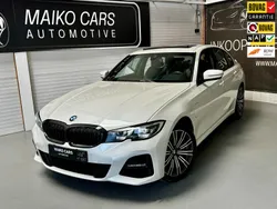 Wit Gebruikt 2021 BMW 330e M Sport Sedan | € 36.995 (Eerlijke prijs)