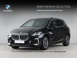Saphirschwarz metallic (zwart metallic) Gebruikt 2023 BMW 225 Active Tourer Comfort Edition MPV | € 40.950 (Eerlijke prijs)