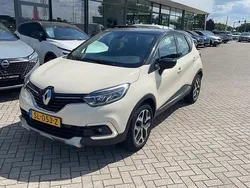 Ivoor / met zwart dak (licht wit) Gebruikt 2017 Renault Captur Intens SUV | € 12.180 (Eerlijke prijs)