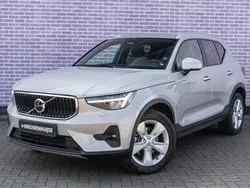 Grijs Gebruikt 2023 Volvo XC40 Core SUV | € 40.399 (Eerlijke prijs)