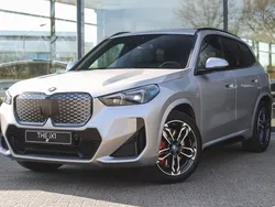 Spacesilber metallic Nieuw 2025 BMW iX1 M Sport SUV | € 62.887 (Eerlijke prijs)