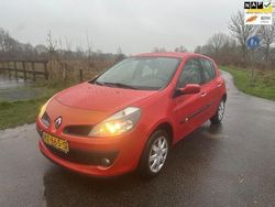 Rood Gebruikt 2006 Renault Clio II Authentique Hatchback | € 1.650 (Eerlijke prijs)