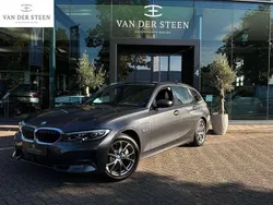 Grijs Gebruikt 2022 BMW 330e Executive Stationwagen | € 36.750 (Goede deal)