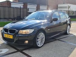 Zwart (parellak) Gebruikt 2009 BMW 318 Executive Stationwagen | € 2.299