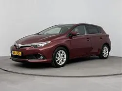 Rood parelmoer Gebruikt 2017 Toyota Auris Edition Hatchback | € 16.250 (Eerlijke prijs)