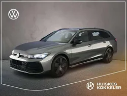 Grijs, metallic lak Nieuw 2025 VW Passat R-line Edition Stationwagen | € 64.445 (Duur)