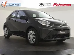 Zwart Gebruikt 2024 Toyota Aygo Play Hatchback | € 16.999 (Eerlijke prijs)
