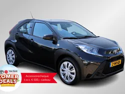 Zwart Gebruikt 2024 Toyota Aygo Play Hatchback | € 22.499 (Eerlijke prijs)