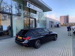 Zwart Gebruikt 2021 BMW 318 Executive Stationwagen | € 23.850 (Goede deal)