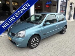 Blauw Gebruikt 2005 Renault Clio II Authentique Hatchback | € 1.599 (Eerlijke prijs)