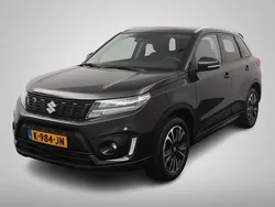 Zwart Gebruikt 2021 Suzuki Vitara Style SUV | € 22.950 (Eerlijke prijs)