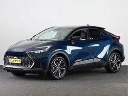 Midnight teal metallic / zwart dak (donker blauw metallic) Gebruikt 2025 Toyota C-HR Executive SUV | € 42.945 (Eerlijke prijs)