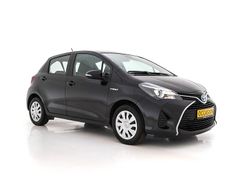 Zwart (metallic) Gebruikt 2016 Toyota Yaris Hybrid Comfort Hatchback | € 12.445 (Eerlijke prijs)