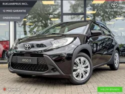 , metallic lak Nieuw 2025 Toyota Aygo Play Hatchback | € 21.495 (Eerlijke prijs)