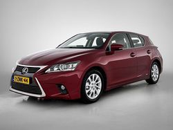 Donker rood metallic Gebruikt 2015 Lexus CT200h Business Edition Hatchback | € 14.950 (Eerlijke prijs)