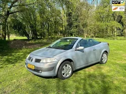 Beige Gebruikt 2004 Renault Mégane II Dynamique Sedan | € 2.290 (Eerlijke prijs)