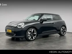 Zwart Gebruikt 2024 Mini Cooper SE Classic Hatchback | € 33.880 (Eerlijke prijs)