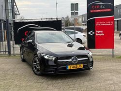 Zwart (metallic) Gebruikt 2018 Mercedes A180 AMG line Hatchback | € 17.495 (Eerlijke prijs)