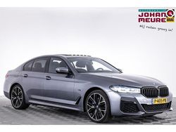 Grijs Gebruikt 2022 BMW 520 M Sport Sedan | € 39.900 (Eerlijke prijs)