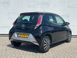 Zwart, metallic lak Gebruikt 2017 Toyota Aygo X-play Hatchback | € 6.350 (Eerlijke prijs)