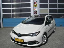 Wit, metallic lak Gebruikt 2017 Toyota Auris Hybrid Edition Hatchback | € 16.750 (Goede deal)